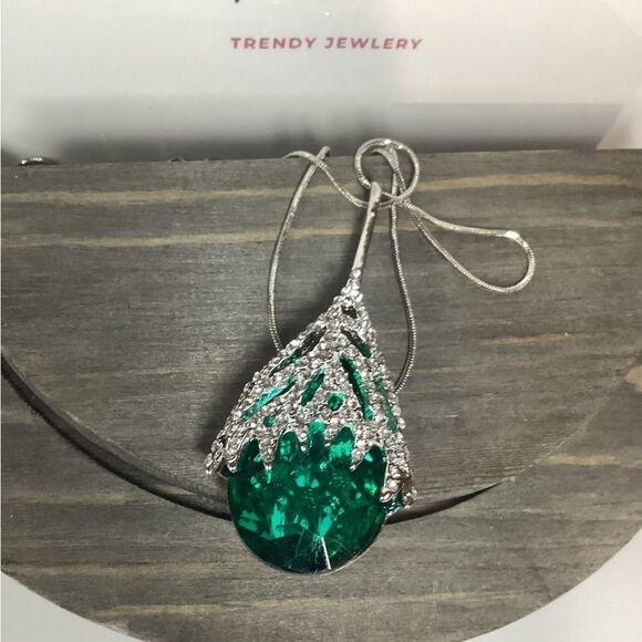 - Large Rhinestone Embellished GreenWater drop Pendant Silver Tone Sweater… - Picture 14 of 14